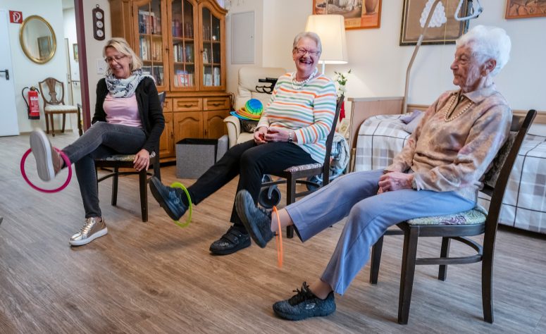 Damen trainieren ihr Beweglichkeit