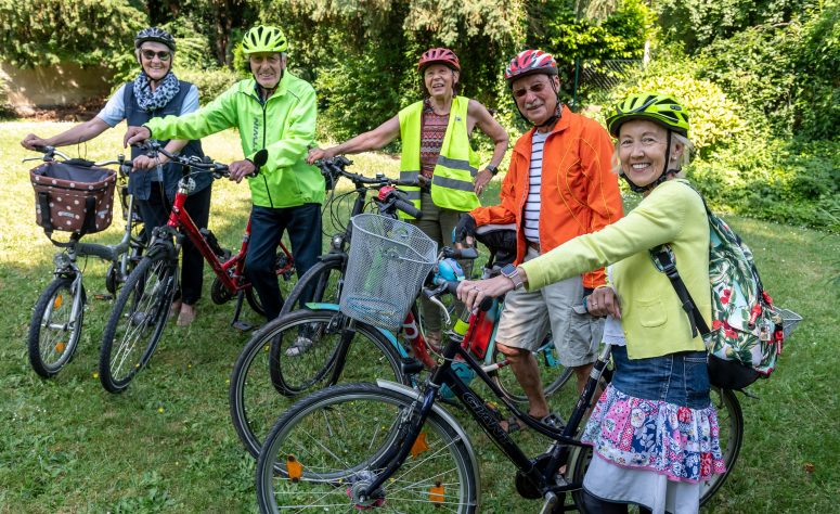 Damen und Herren machen eine Fahrradtour zusammen