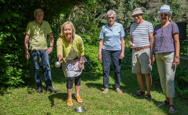 Senioren spielen Botccia im Garten