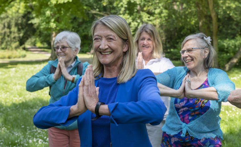 Damen machen Yogaübungen im Grünen