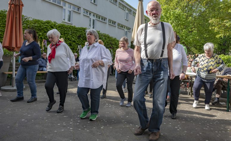 Bewohner des Begegnungszentrums Gallus tanzen alle miteinander